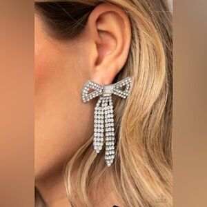 Just Bow with it White Earring